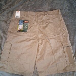 wrangler cargo shorts 40 Nwt khaki